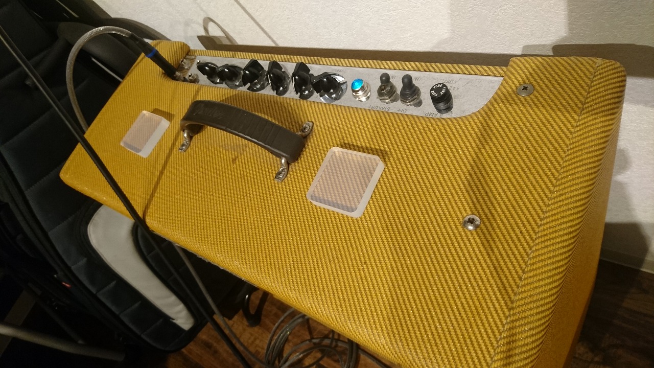 ギターアンプの上にスタビライザーとして設置しても、音が良くなります。