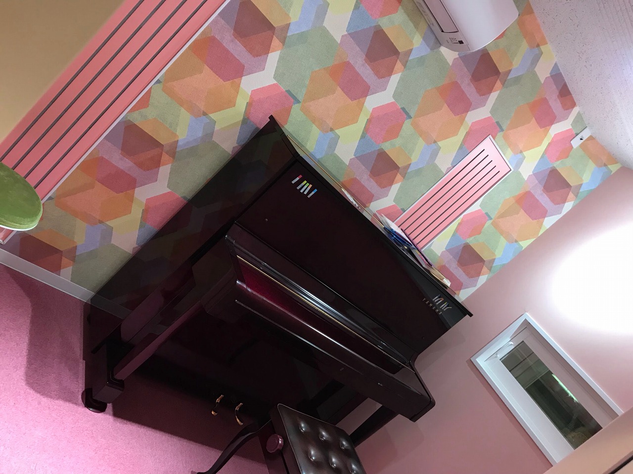 ピアノ室です。音響パネル（ピンク色）で音響も整えてます