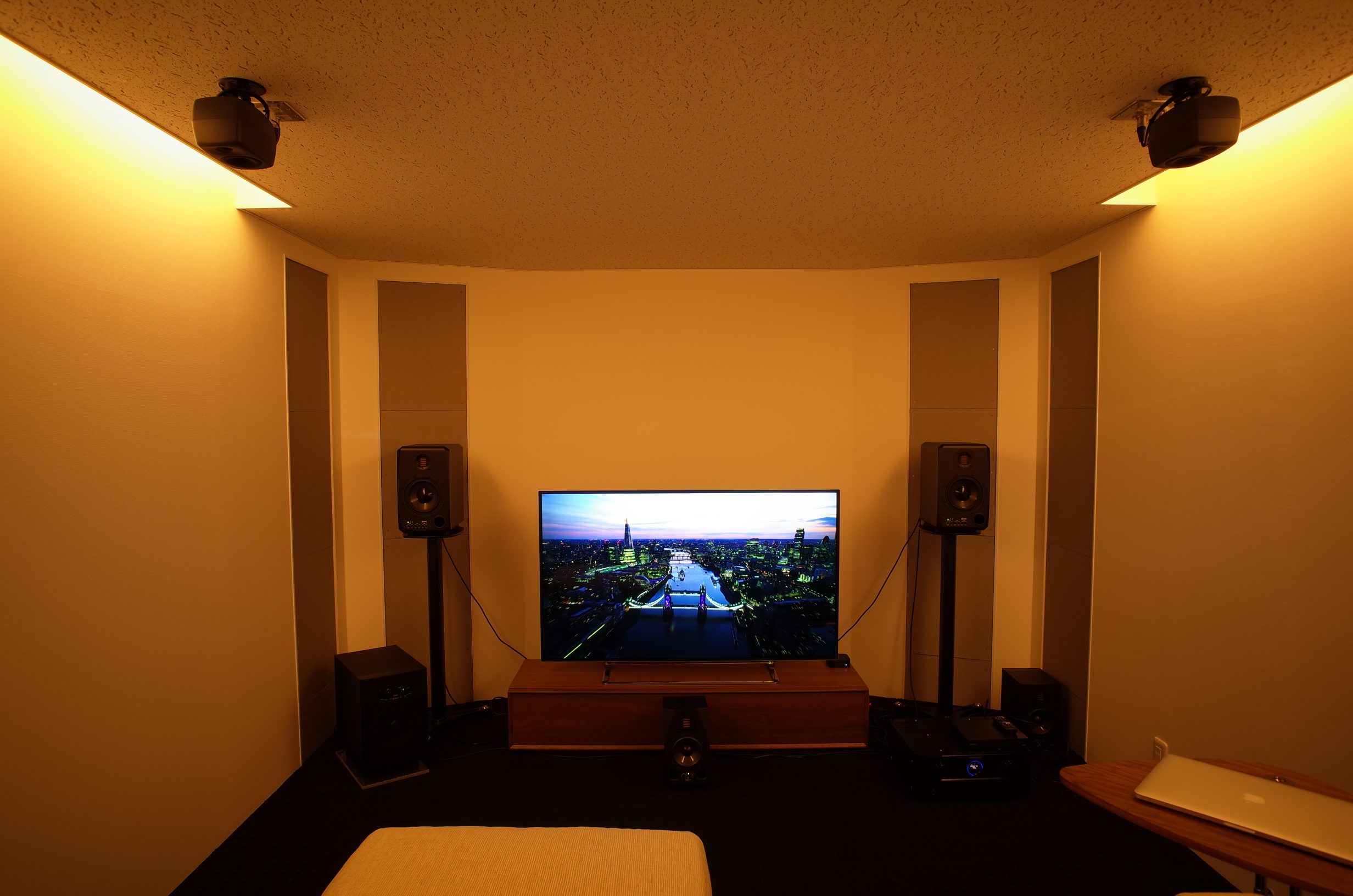 事務所にホームシアター試聴室　１（正面）Dolby Atmos対応　（横浜　３９０万円　１０帖）　　