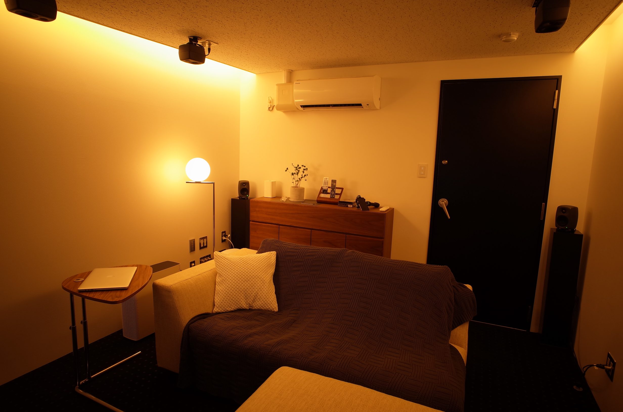 事務所にホームシアター試聴室　１（背面）Dolby Atmos対応　（横浜　３９０万円　１０帖）　お洒落なデザイン空間　