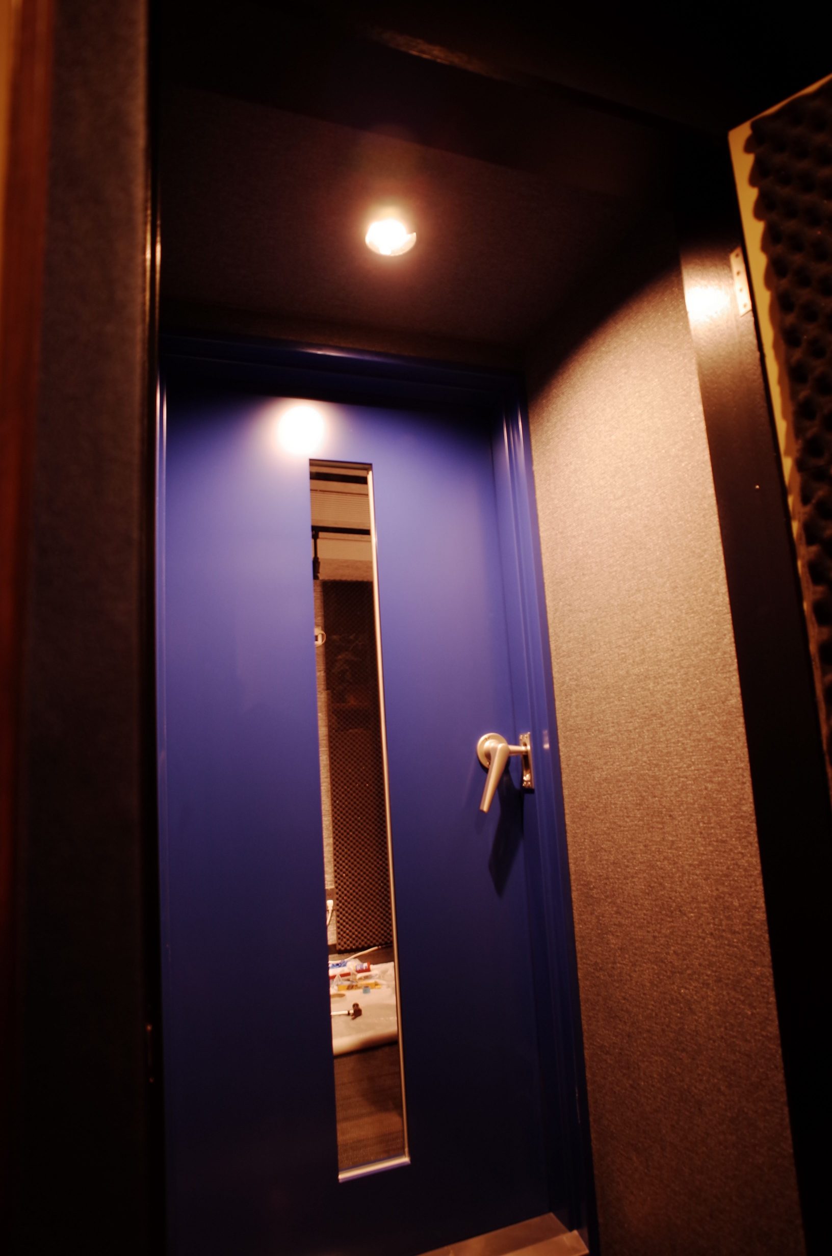 KOTOBUKI製オリジナル防音ドアでシックな色になりました。