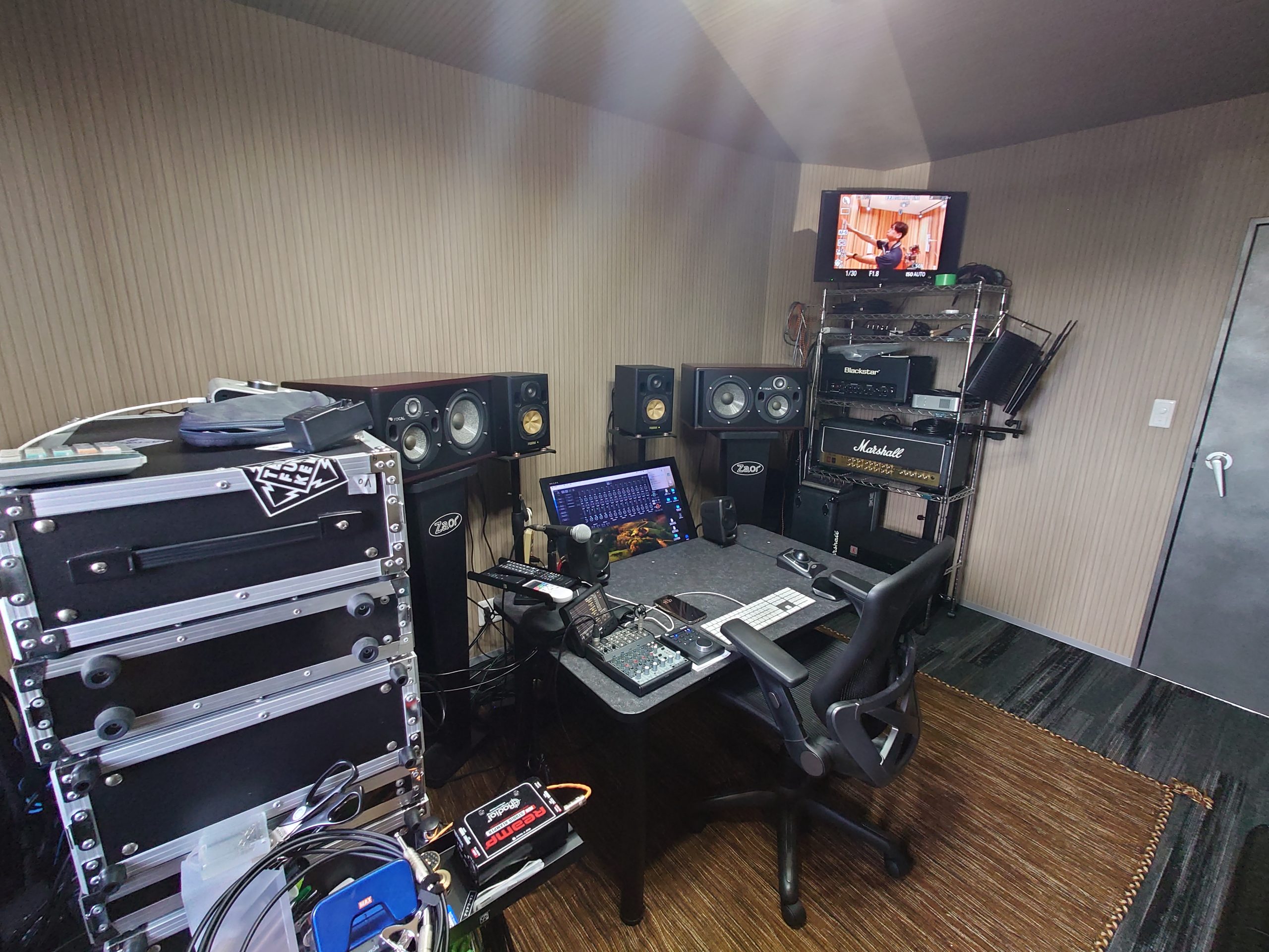 ドラム室に併設したレコーディングスタジオ室です。本格的な機材でプロ仕様です。角は音が溜まらないように隅切してます。